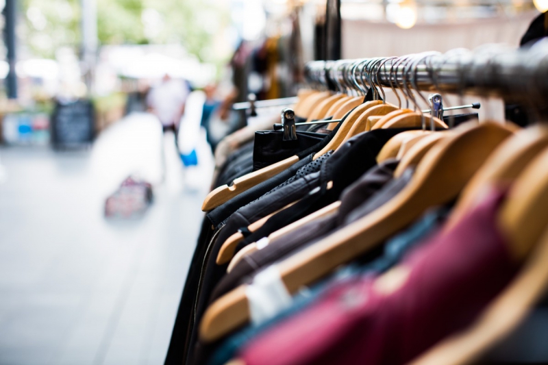 magasin-ROQUEFORT LES PINS-min_blur_close_up_focus_hanger_jacket_market_people_rack-1176303